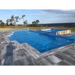 Daisy ST Pool Cover Roller -Swimming Pool Supplies cHJvZHVjdHMvc3QvNTI1QiBwb29sIGFuZCBzcGEgY292ZXIgd2l0aCBTVCByb2xsZXIgZnJvbSBKdXN0IENvdmVycy5qcGc